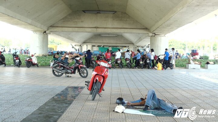 Ảnh: Nắng như đổ lửa, dân Đà Nẵng chui gầm cầu tránh nóng