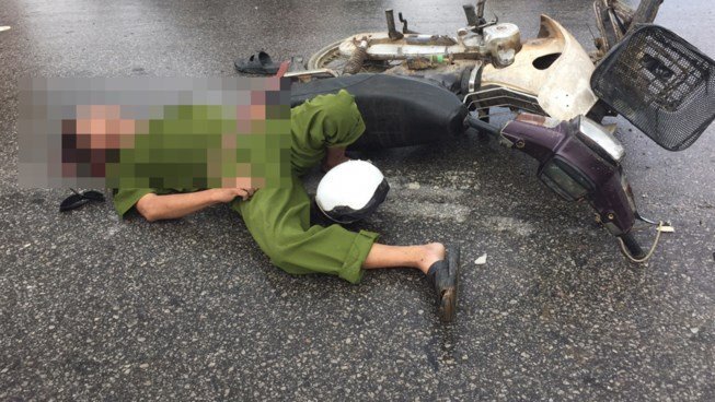 Hai xe máy đối đầu, người đàn ông mặc sắc phục công an tử vong tại chỗ
