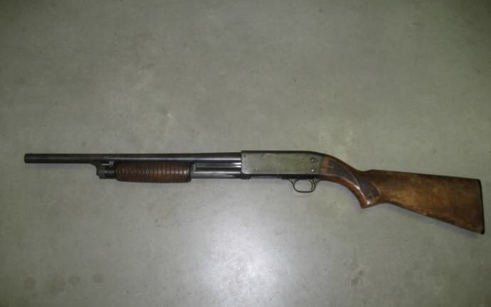 Kẻ lạ mặt xông vào quán cà phê, bắn 2 người bị thương