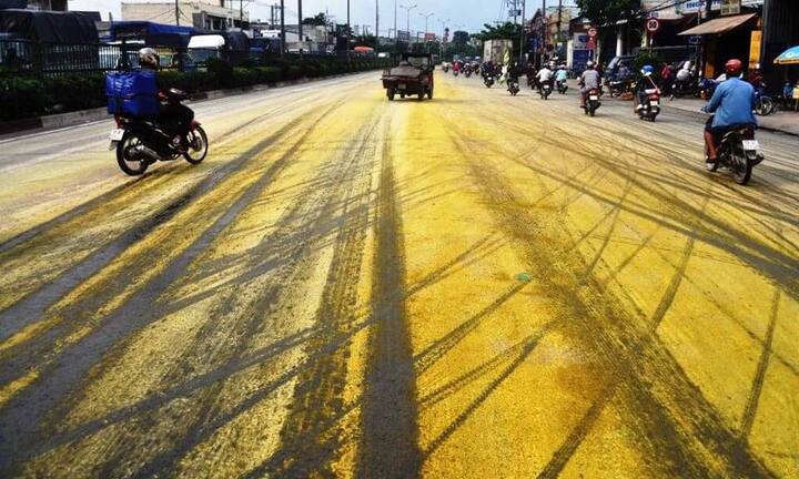 Tài xế phanh gấp, thùng hóa chất bốc mùi nồng nặc đổ xuống đường Sài Gòn