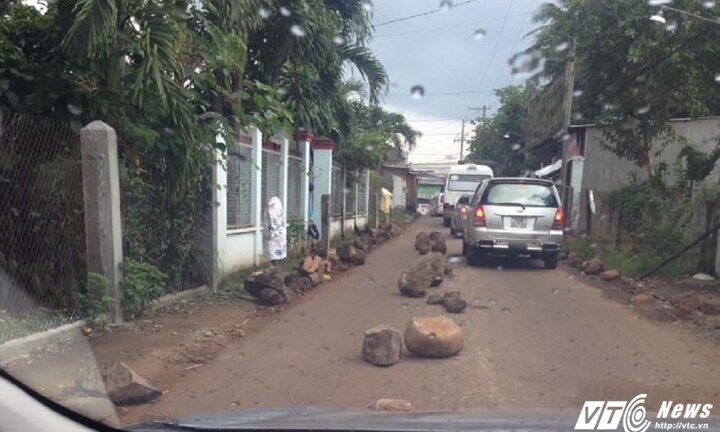Dân dùng đá chặn giữa đường, ngăn tài xế né trạm BOT Biên Hòa