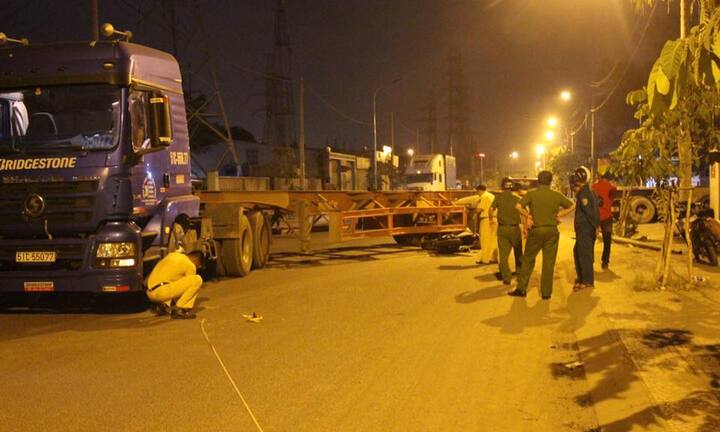 Đâm vào xe đầu kéo đang lùi, nam thanh niên chết thảm