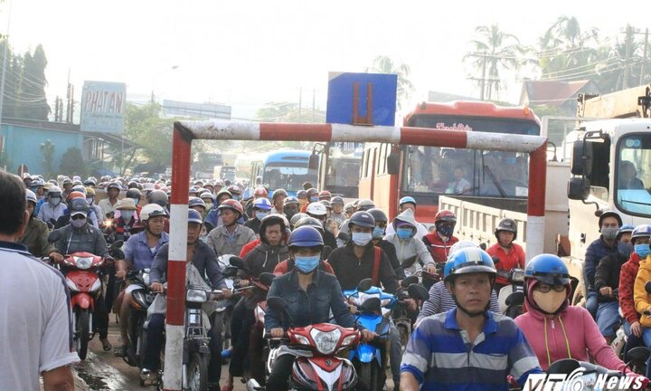 Ảnh: Tài xế dùng tiền lẻ mua vé, trạm BOT Biên Hòa quyết không xả cửa