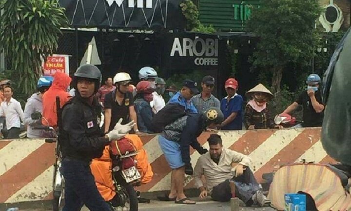Va chạm với xe ben, 2 người ngoại quốc thương vong
