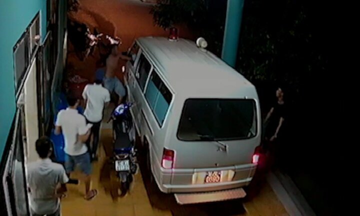 Tài xế xe cứu thương bị nhóm côn đồ hành hung ngay trước phòng cấp cứu