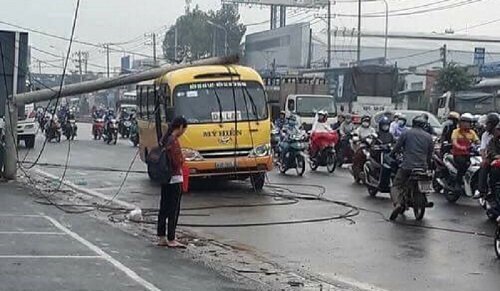 Xe ben kéo gãy cột điện, đè lên xe khách đang chạy trên đường