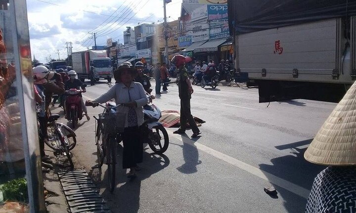Chuẩn bị qua đường, người đàn ông bị xe tải tông chết