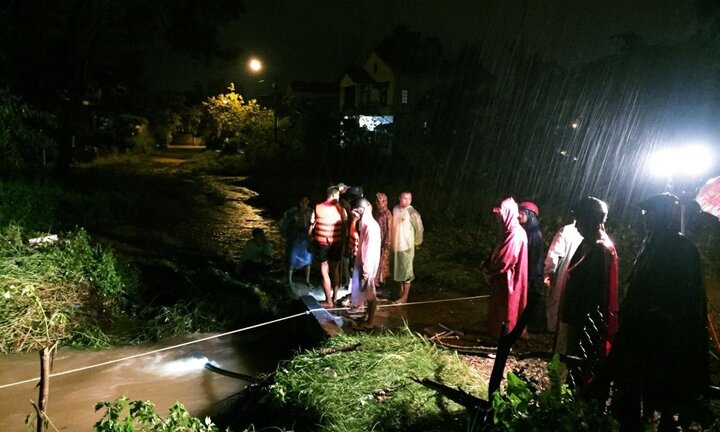 Đi xe máy qua cầu, người đàn ông bị nước cuốn trôi