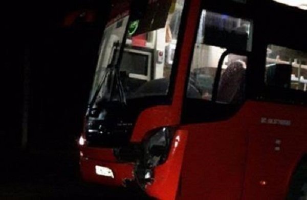 Xe khách Phương Trang tông xe máy khiến 3 người thương vong