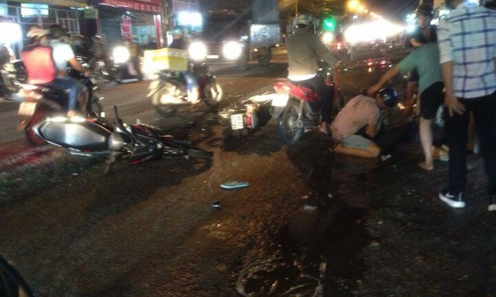 'Ma men' lái xe máy gây tai nạn liên hoàn, một người bị thương nặng