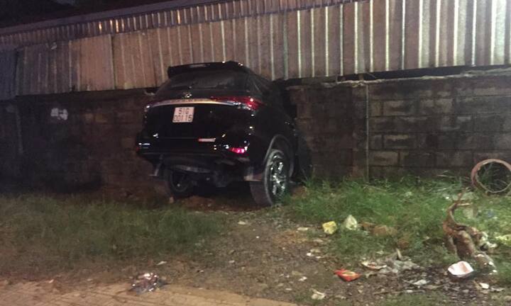 Tài xế đạp nhầm chân ga, ô tô tông thủng bức tường