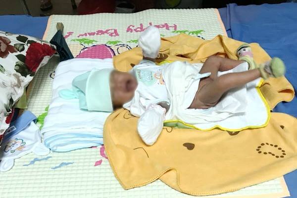 Bé gái sơ sinh bị bỏ rơi trong thùng rác ở Đồng Nai