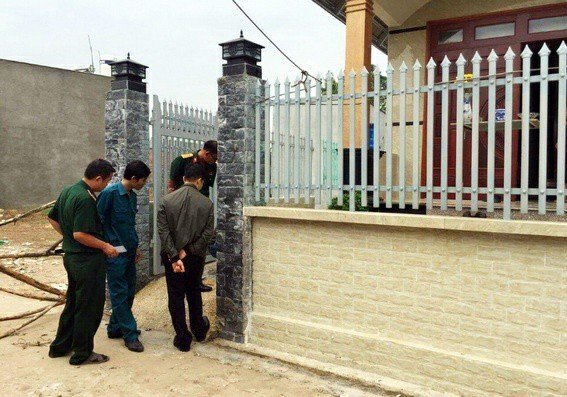 Hoảng hốt phát hiện vật lạ nghi mìn tự chế trước cổng nhà
