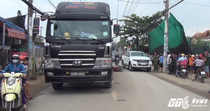 Người thân gào khóc bên thi thể nữ sinh bị xe đầu kéo cán chết ở Sài Gòn