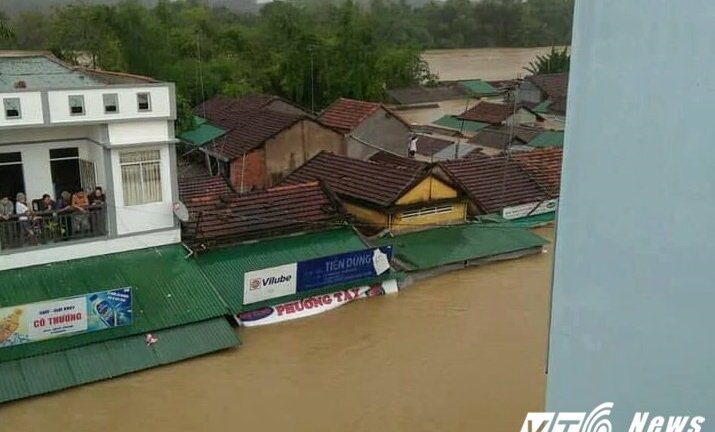 Lũ lớn đạt mức lịch sử nhấn chìm nhiều nhà dân miền Trung