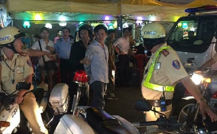 Bị truy đuổi, tài xế vi phạm tông vào xe CSGT bỏ trốn