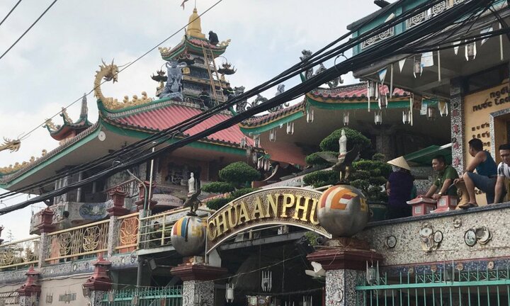 Thanh niên nghi ngáo đá, trèo lên nóc chùa nhảy múa