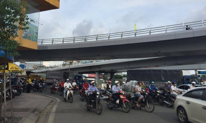 Ngày mai, thông xe nhánh cầu vượt 'giải cứu' cửa ngõ Tân Sơn Nhất