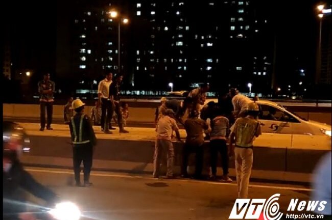 Tài xế say xỉn tự đâm vào đuôi xe bê tông