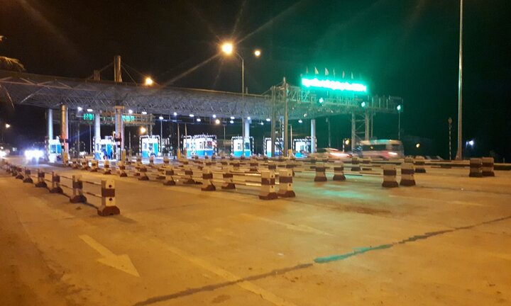 Tài xế đồng loạt đòi trả lại 100 đồng tiền thừa, BOT Cai Lậy xả trạm lúc rạng sáng