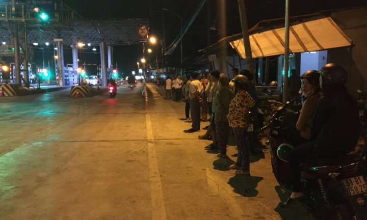 Người dân nô nức đi xem BOT Cai Lậy xả trạm như trẩy hội