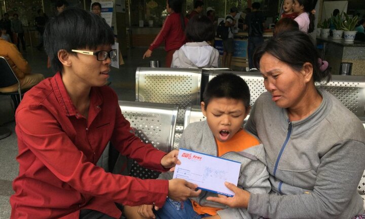 Người mẹ có con chết đi sống lại vì 'hung thần' xe tải nghẹn ngào cảm ơn độc giả VTC News