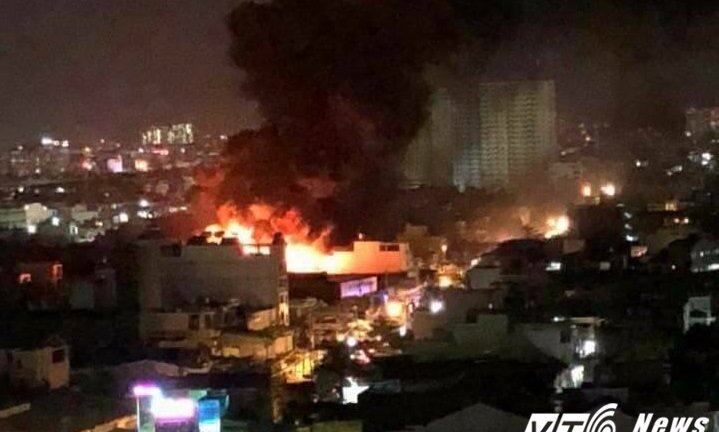 Cháy lớn một nhà xưởng ở TP.HCM trong đêm