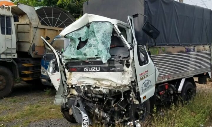 Bị ô tô tải tông trực diện, xe khách lật nghiêng trên vỉa hè