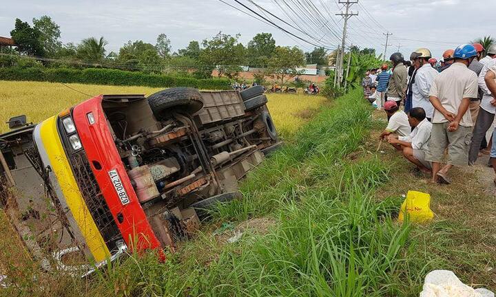 Xe buýt lao xuống ruộng khiến 20 người thương vong