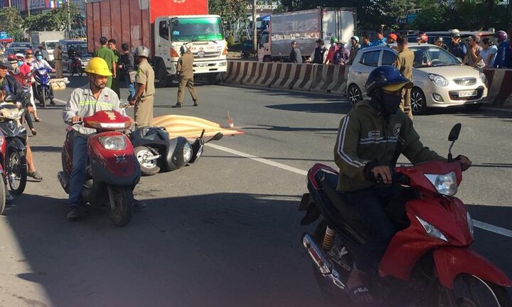 Điều tra nguyên nhân xe tải cán qua xe máy khiến 2 người thương vong ở Bình Dương