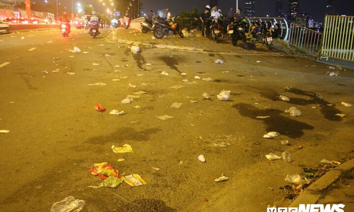 Ảnh: Sau màn pháo hoa đón năm mới, vỉa hè TP.HCM tràn ngập rác