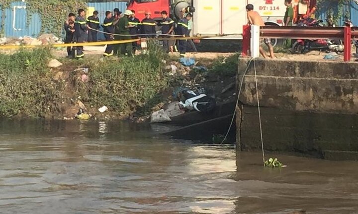 Thanh niên nhậu say rơi xuống sông, bỏ xe về nhà ngủ khiến hàng chục người nhái tìm kiếm