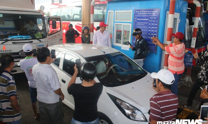 Ảnh: Tài xế tông sập barie, BOT Sóc Trăng buộc phải xả trạm