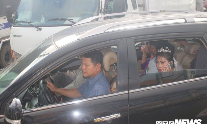 Tài xế phản đối BOT Sóc Trăng: Trong 30 phút, 2 đoàn rước dâu bị kẹt tại trạm