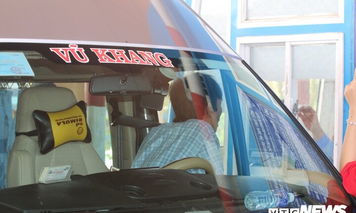 Tài xế phản đối BOT Sóc Trăng: Nhân viên quyết không bán vé, 'nhốt' xe trong cabin