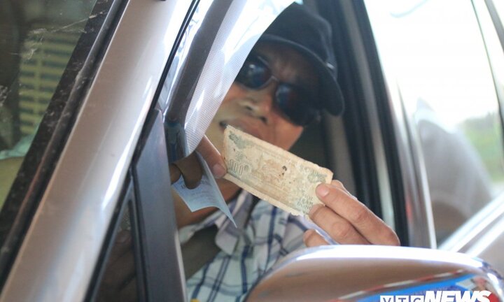 BOT Sóc Trăng thu phí trở lại, tài xế lại dùng chiêu 100 đồng