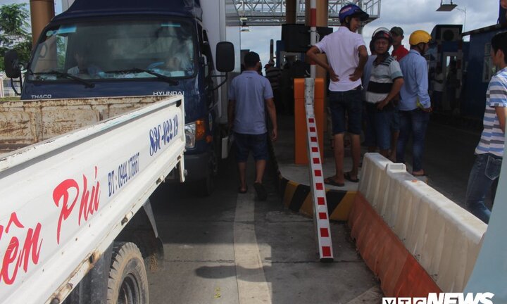 Nhân viên BOT Sóc Trăng hạ barie làm vỡ kính ô tô, tài xế nổi đóa đòi đền bù