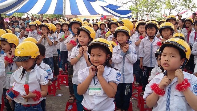 Quy định đội mũ bảo hiểm cho học sinh phụ huynh cần biết