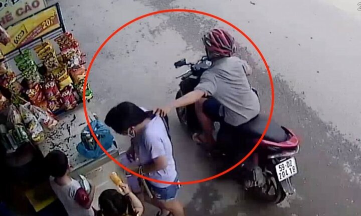 Bắt hàng loạt đối tượng chuyên giật đồ phụ nữ trên phố