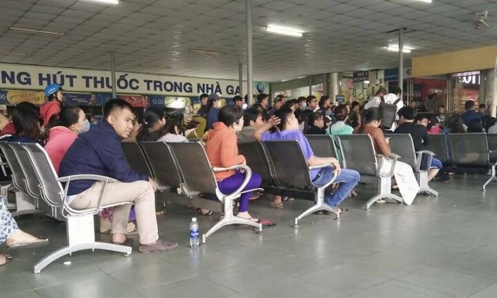 Cháy vé hết xe, 'cò' ngang nhiên lộng hành Bến xe Miền Đông