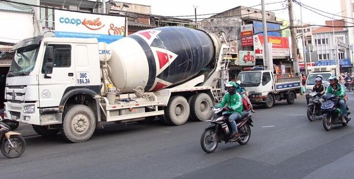 Xe bồn lại gây tai nạn ở trung tâm thành phố, tông người phụ nữ khuyết tật