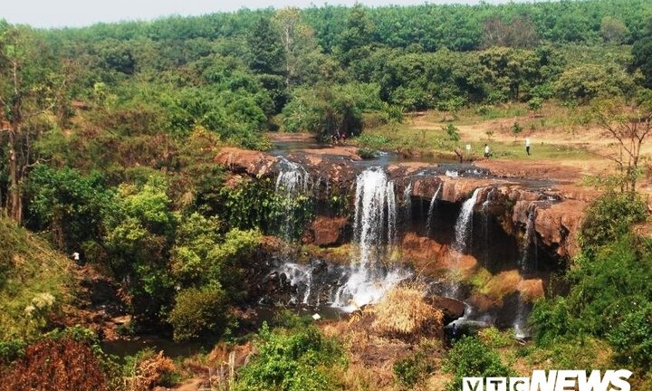 Hàng nghìn người đổ về biên giới ngắm thác Mơ đầu năm mới