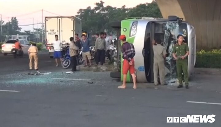 Dân phá cửa kính cứu hành khách mắc kẹt trong xe khách lật nghiêng