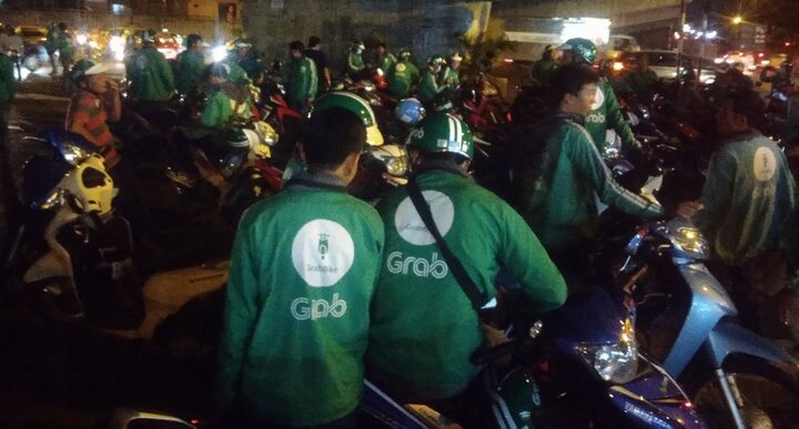 Bắt xe ôm truyền thống đánh tài xế GrabBike gãy xương sườn