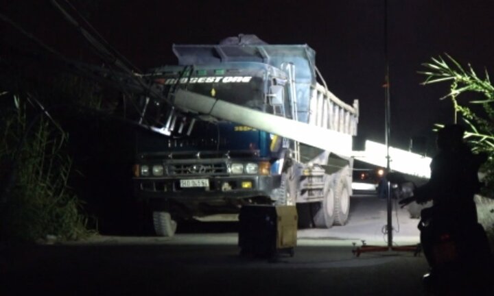 Xe ben 15 tấn chạy vào đường cấm, kéo ngã hàng loạt cột điện