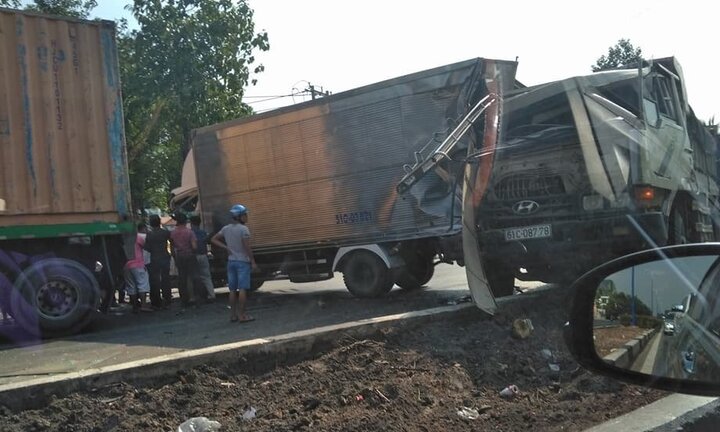 Hàng loạt ô tô tông liên hoàn, 2 tài xế mắc kẹt trong cabin