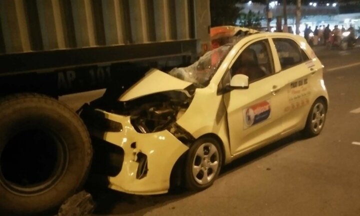 Taxi tông đuôi xe container đậu giữa đường, tài xế chết thảm