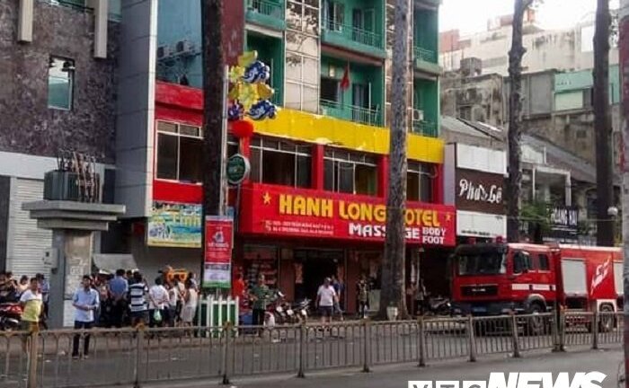 Tiếp tục cháy ở TP.HCM: Giải cứu 19 người khỏi khách sạn đang bốc cháy dữ dội