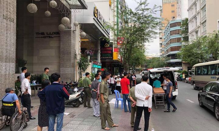 Người đàn ông ngoại quốc rơi từ tầng 5 khách sạn xuống đường