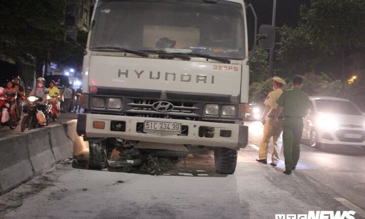 Lấn làn ô tô, xe máy bị xe ben cuốn vào gầm rồi bốc cháy